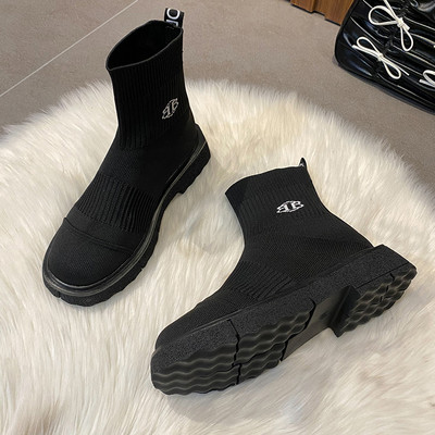 Aktuális női csizma lapos talppal, felirattal