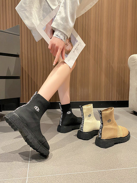 Aktuális női csizma lapos talppal, felirattal