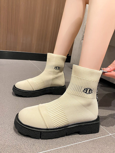 Aktuális női csizma lapos talppal, felirattal