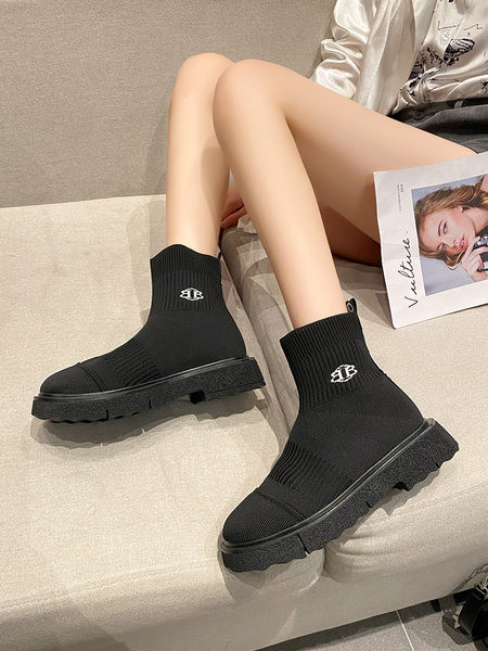 Aktuális női csizma lapos talppal, felirattal