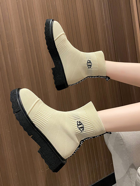 Aktuális női csizma lapos talppal, felirattal