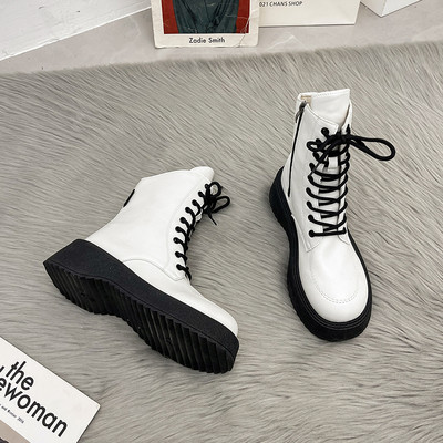 Női csizma új modellje műbőrből - fehér és fekete