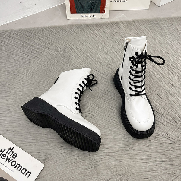 Női csizma új modellje műbőrből - fehér és fekete