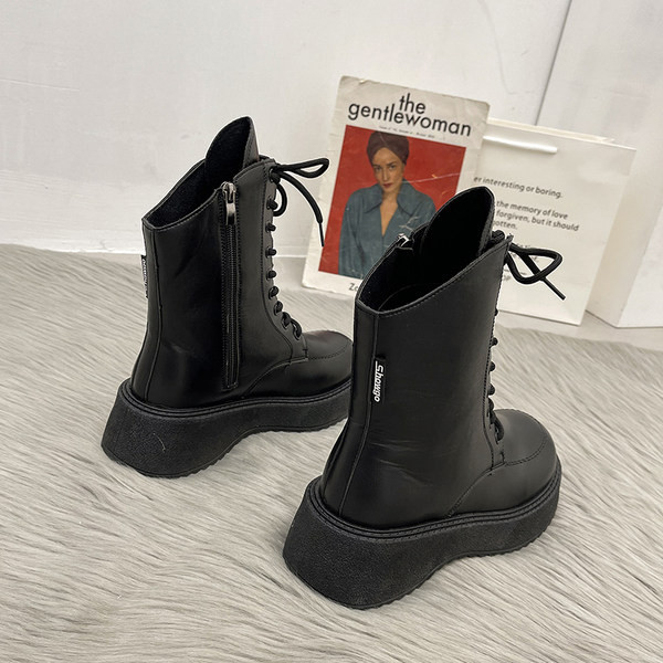 Női csizma új modellje műbőrből - fehér és fekete