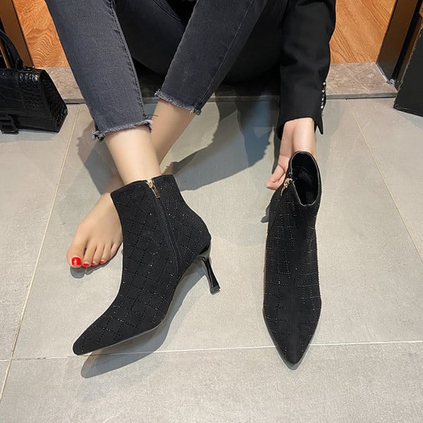 Modern női csizma öko velúrból, kő díszítéssel