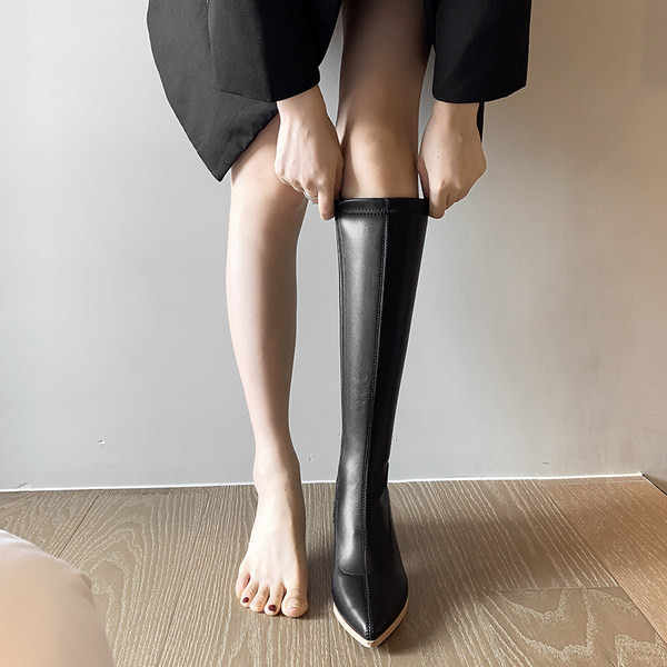 Női hegyes csizma 7 cm sarokkal