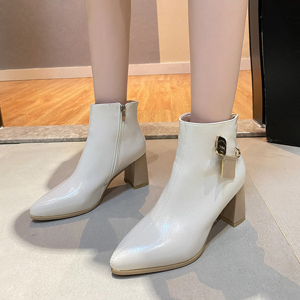 Stiilsed pandla ja lukuga naiste saapad