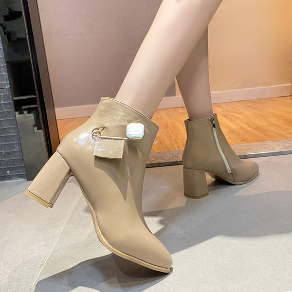 Stiilsed pandla ja lukuga naiste saapad