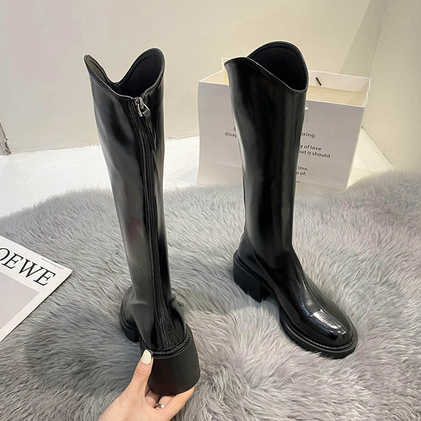 Női bőrcsizma cipzárral