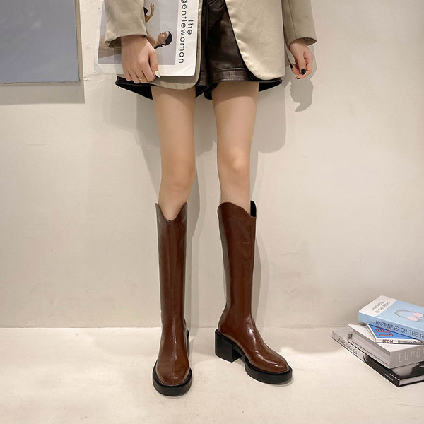 Női bőrcsizma cipzárral