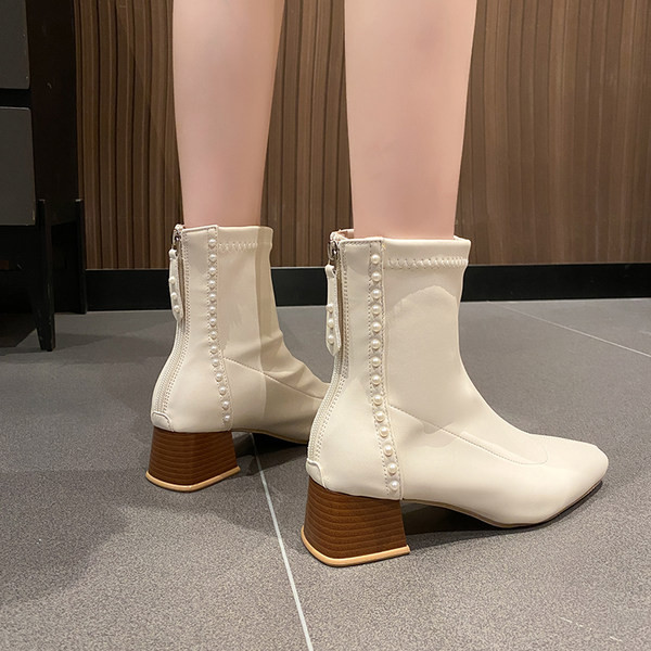 Stiilsed lukuga ja dekoratiivpärlitega naiste saapad