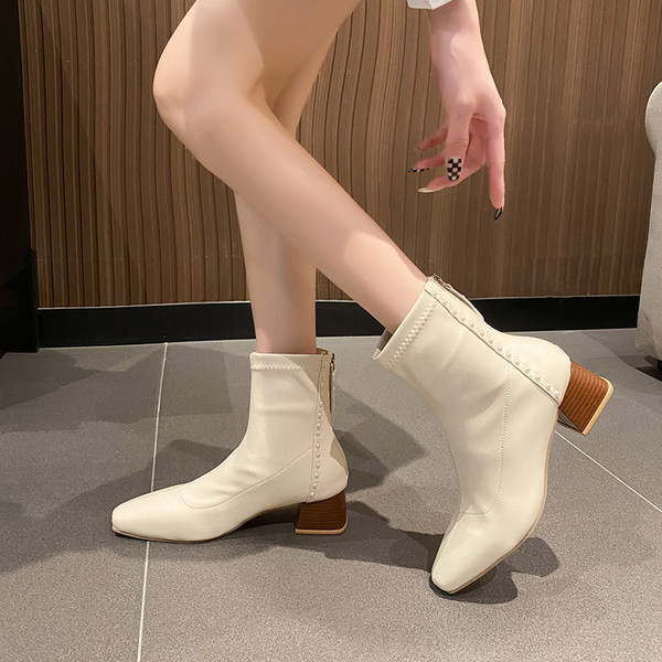 Stiilsed lukuga ja dekoratiivpärlitega naiste saapad