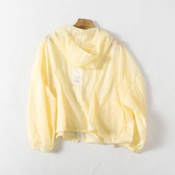 Kratka vjetrovka s kapuljačom