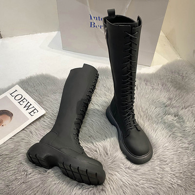 Bőr női csizma fűzővel és lapos talppal