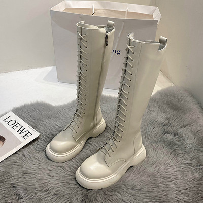 Bőr női csizma fűzővel és lapos talppal