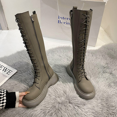 Bőr női csizma fűzővel és lapos talppal