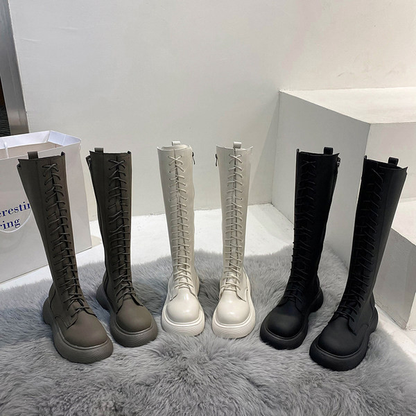 Bőr női csizma fűzővel és lapos talppal