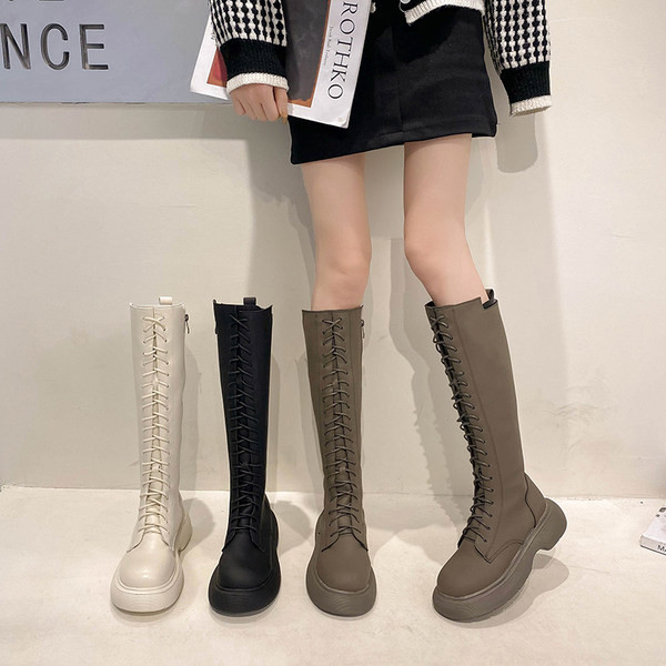 Bőr női csizma fűzővel és lapos talppal