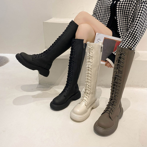 Bőr női csizma fűzővel és lapos talppal