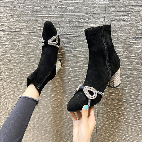 Stílusos női csizma öko velúrból és dekorkövekből