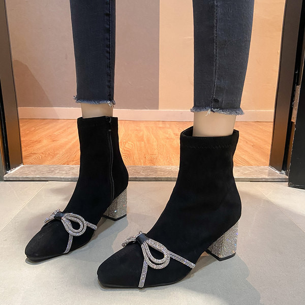 Stílusos női csizma öko velúrból és dekorkövekből