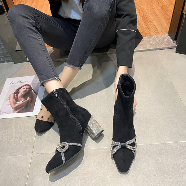 Stílusos női csizma öko velúrból és dekorkövekből