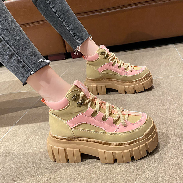 Alkalmi női csizma magas lapos talppal és fűzővel