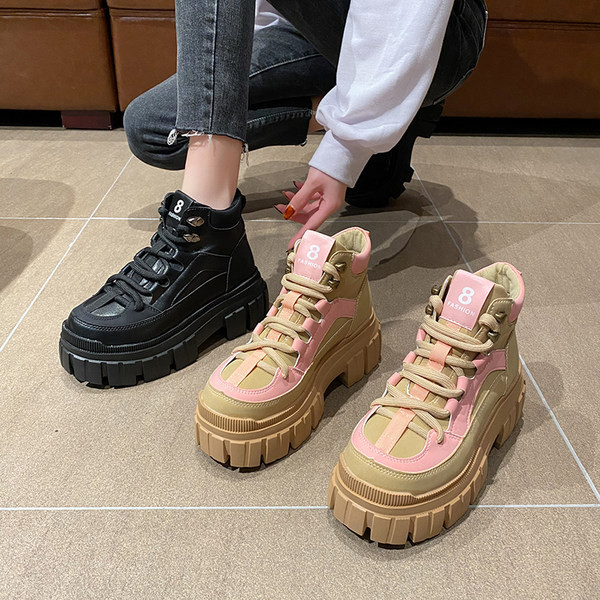 Alkalmi női csizma magas lapos talppal és fűzővel