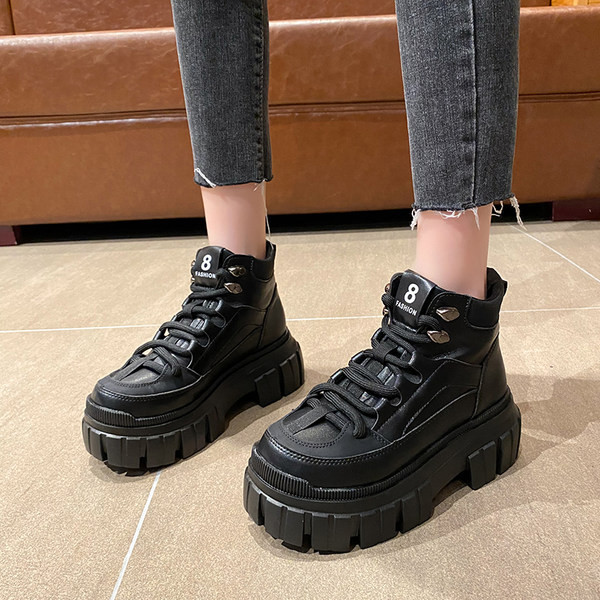 Alkalmi női csizma magas lapos talppal és fűzővel