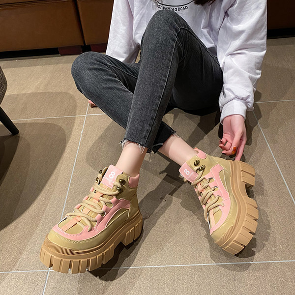 Alkalmi női csizma magas lapos talppal és fűzővel