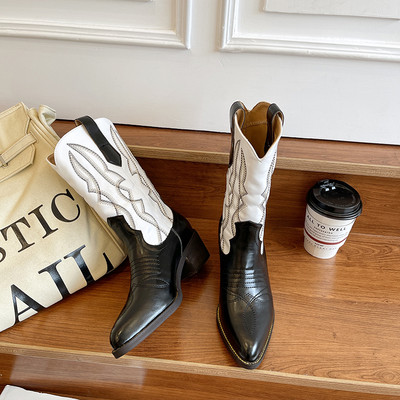 Női bőrcsizma barna és fekete hímzéssel