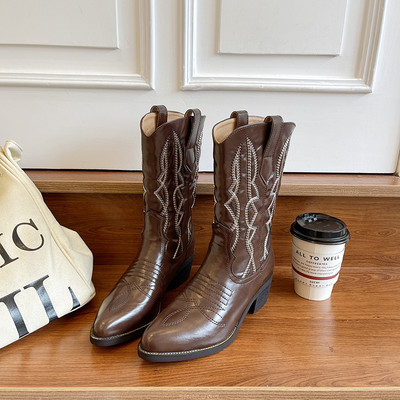 Női bőrcsizma barna és fekete hímzéssel