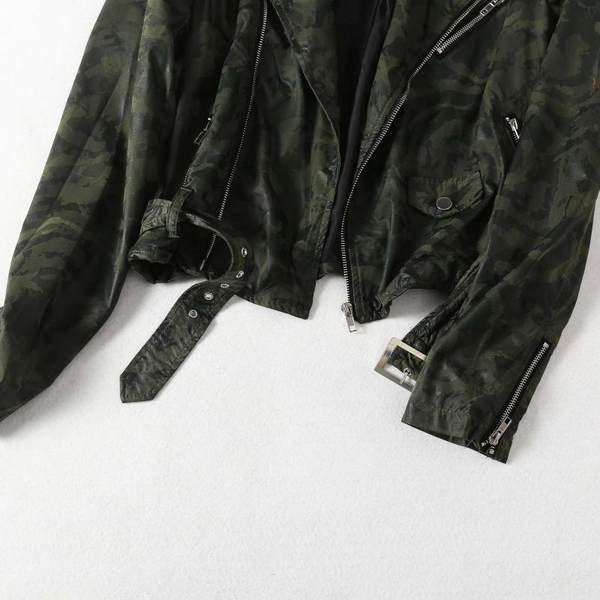 Rövid bőrkabát terepszínű mintával