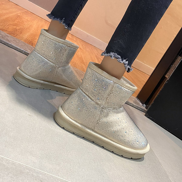 Ženske zimske čizme s toplom postavom i ravnim potplatom