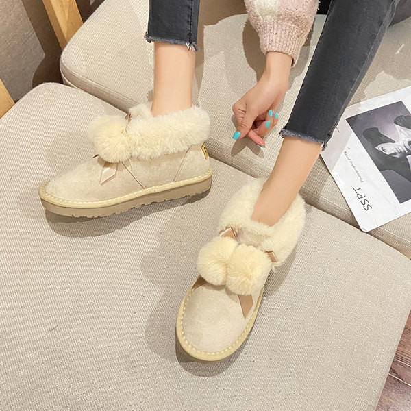 Alkalmi női csizma lapos talppal és pehellyel