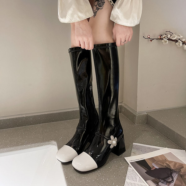 Női csizma vastag sarkú és kövekkel