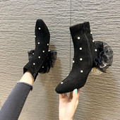 Női csizma gyöngyökkel és tüll díszítéssel