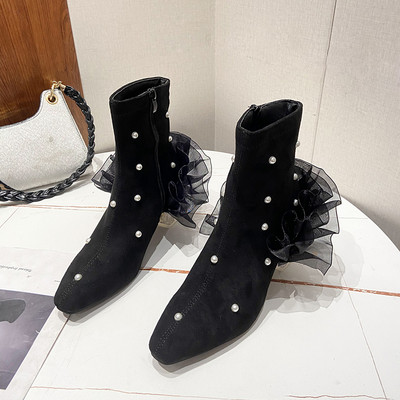 Női csizma gyöngyökkel és tüll díszítéssel