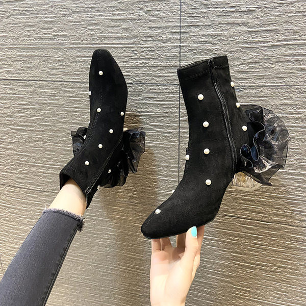 Női csizma gyöngyökkel és tüll díszítéssel