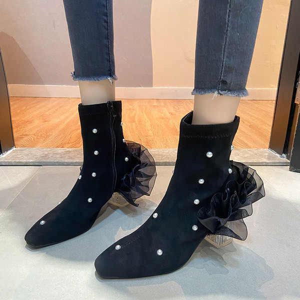 Női csizma gyöngyökkel és tüll díszítéssel