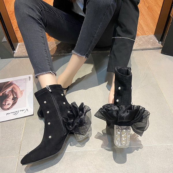 Női csizma gyöngyökkel és tüll díszítéssel