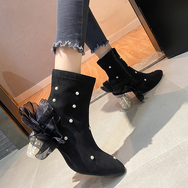 Női csizma gyöngyökkel és tüll díszítéssel