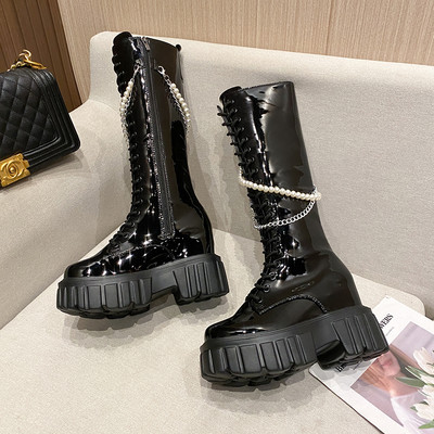 Modern női lakkcsizma gyöngyházkötővel és fémlánccal
