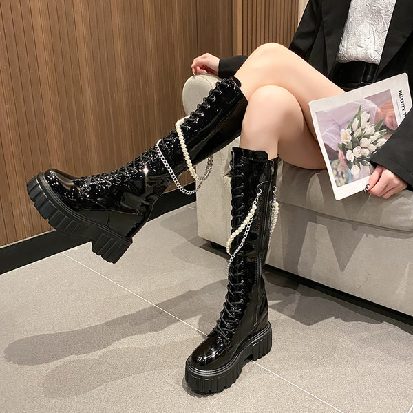 Modern női lakkcsizma gyöngyházkötővel és fémlánccal