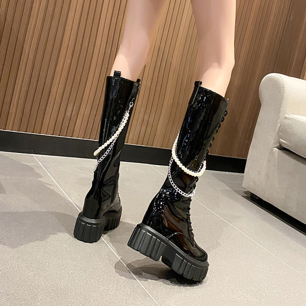Modern női lakkcsizma gyöngyházkötővel és fémlánccal