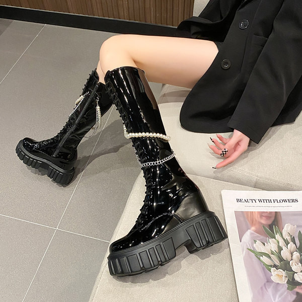 Modern női lakkcsizma gyöngyházkötővel és fémlánccal