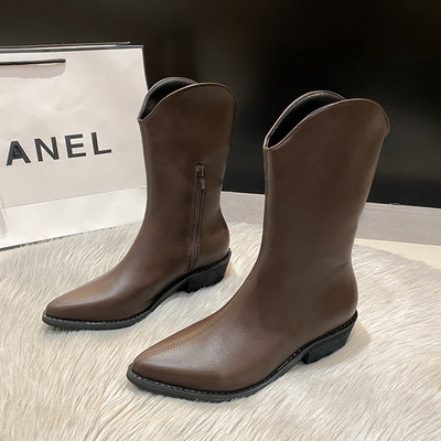 Moodne tõmblukuga terava otsaga naiste saapad