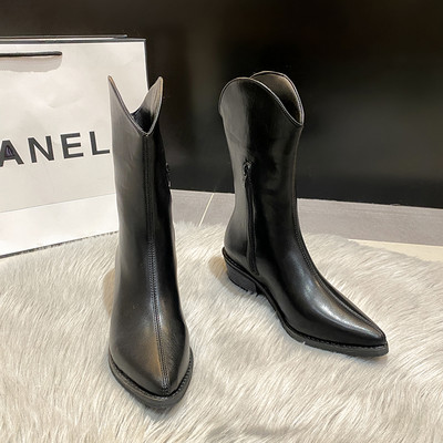 Moodne tõmblukuga terava otsaga naiste saapad