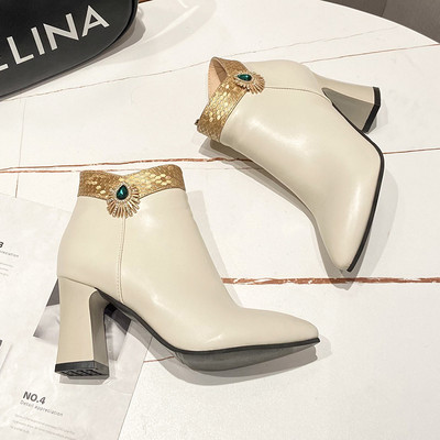 Naiste moodsad dekoratiivkividega teravatipuline mudel