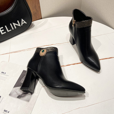 Naiste moodsad dekoratiivkividega teravatipuline mudel